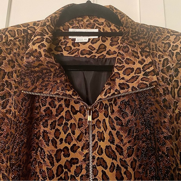 Elegant jacket, can be used for warmth or to accent what you are wearing. - Picture 6 of 7